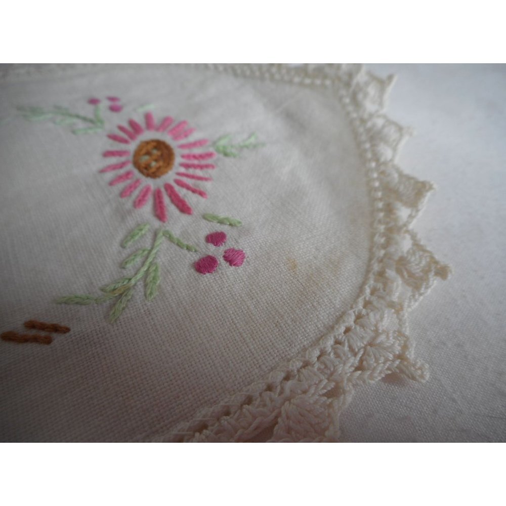 Vintage Pink Floral handmade embroidered oval Lace Dresser scarf 15.5 x 5 Estate - Picture 3 of 7